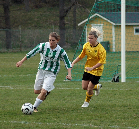 2007_0425_01.JPG - Södras forward Sandra Sjöberg pressar tillbergaförsvararen till att spela undan bollen